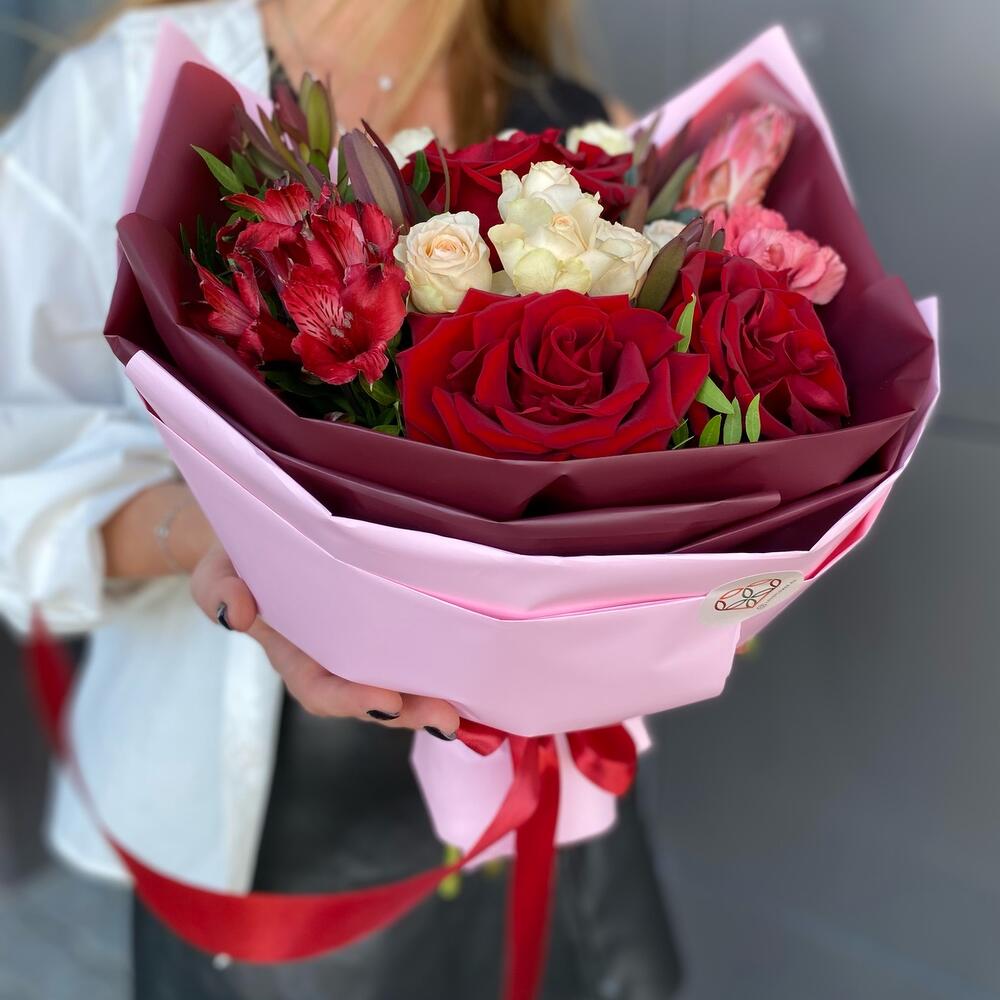 Яркий букет с красными розами Яркий букет с красными розами